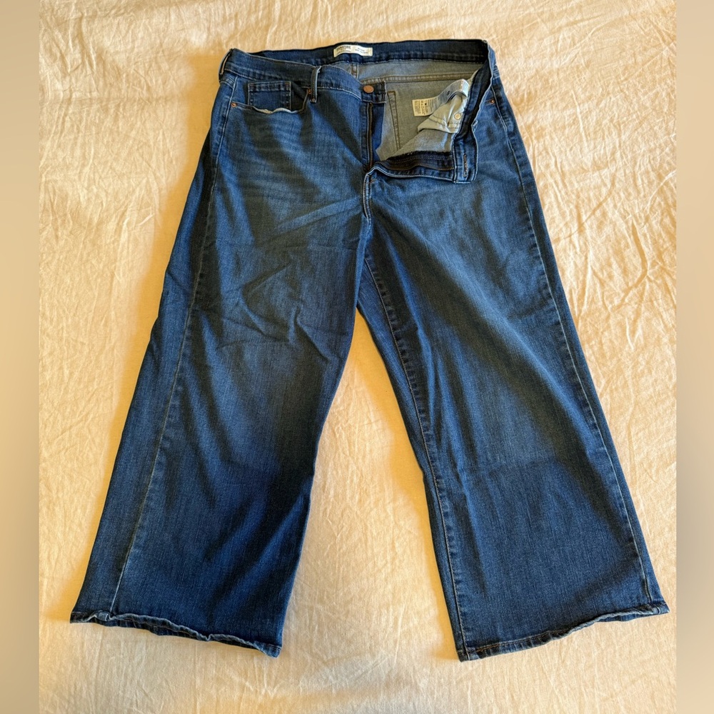 Levi’s Mid Rise Wide Leg Capri Jeans Size 18, like new